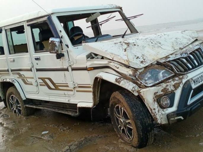 Car stunt on Aksa Beach; one killed and others injured in car overturn | अक्सा बीचवर कारचा स्टंट बेतला जीवावर; गाडी उलटून तरुणाचा मृत्यू, अन्य जखमी Car stunt on Aksa Beach; one killed and others injured in car overturn | अक्सा बीचवर कारचा स्टंट बेतला जीवावर; गाडी उलटून तरुणाचा मृत्यू, अन्य जखमी