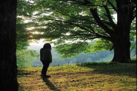 woman who married tree says they are still happy afterthree years of marriage | ऐकावं ते नवलच! 'ती' चक्क झाडाच्या प्रेमात पडली अन् लग्नगाठही बांधली, आनंदात जगतेय आयुष्य