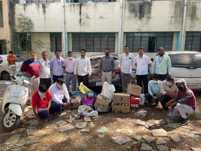 Raid on a hotel in Harangul; Six lakh worth of liquor seized | नाताळ, नववर्षांच्या पार्श्वभूमीवर हाॅटेलवर धाड; सहा लाखांचा दारुसाठा जप्त Raid on a hotel in Harangul; Six lakh worth of liquor seized | नाताळ, नववर्षांच्या पार्श्वभूमीवर हाॅटेलवर धाड; सहा लाखांचा दारुसाठा जप्त