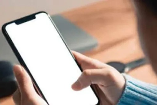 12-year-old boy strangled for mobile; The family was shocked | मोबाईलसाठी १२ वर्षाच्या मुलाने घेतला गळफास लावून; कुटुंबाला बसला हादरा 12-year-old boy strangled for mobile; The family was shocked | मोबाईलसाठी १२ वर्षाच्या मुलाने घेतला गळफास लावून; कुटुंबाला बसला हादरा