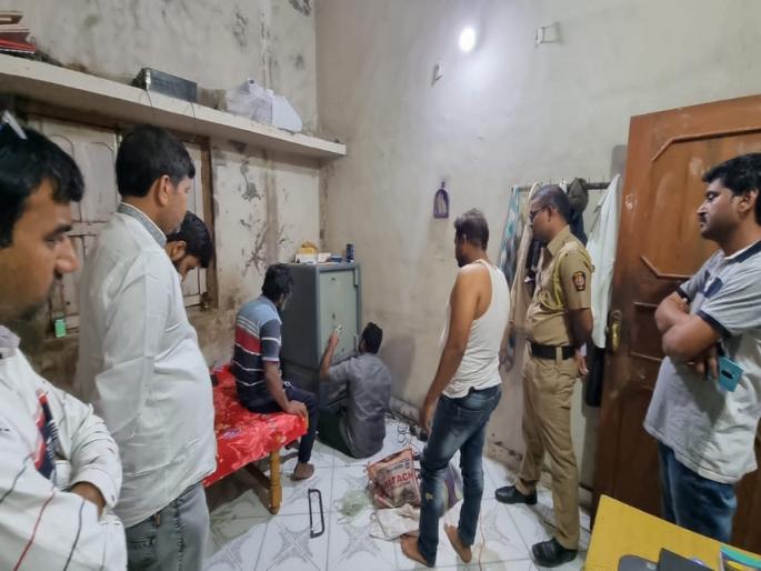 The thieves easily snatched Rs 48 lakh from Jinning by removing the key from the sleeping cashier's pillow | झोपेतील रोखपालाच्या उशाखालील चावी अलगद काढत चोरट्यांनी जिनिंगचे ४८ लाख सहज लुटले The thieves easily snatched Rs 48 lakh from Jinning by removing the key from the sleeping cashier's pillow | झोपेतील रोखपालाच्या उशाखालील चावी अलगद काढत चोरट्यांनी जिनिंगचे ४८ लाख सहज लुटले