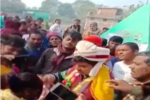 Crime News bihar villager forcibly marry off couples in chhapra | बाबो! ख्रिसमससाठी 'तो' गर्लफ्रेंडला भेटायला गेला पण गावकऱ्यांनी धडा शिकवला; लावून दिलं लग्न Crime News bihar villager forcibly marry off couples in chhapra | बाबो! ख्रिसमससाठी 'तो' गर्लफ्रेंडला भेटायला गेला पण गावकऱ्यांनी धडा शिकवला; लावून दिलं लग्न