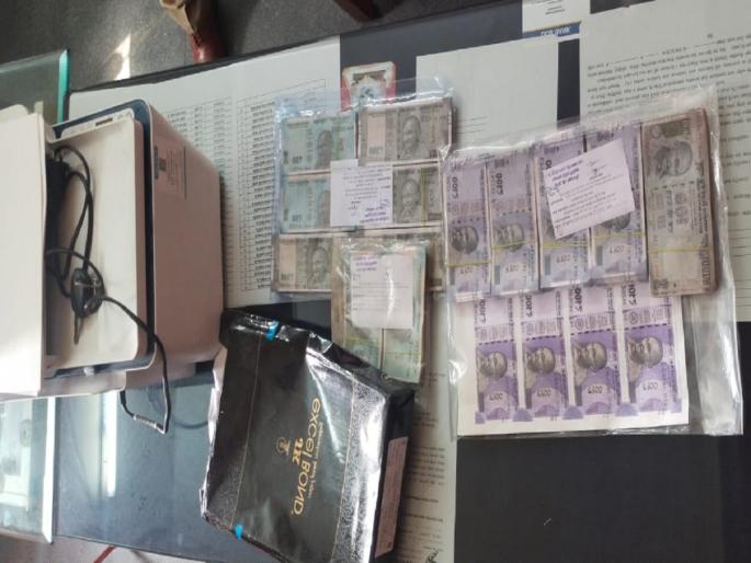 Police burst fake currency note racket in Aurangabad, five arrested | वाईन शॉपवर बनावट नोटा चलनात आणणारा पकडला, तपासानंतर पोलिसांनी टोळीच केली उद्ध्वस्त Police burst fake currency note racket in Aurangabad, five arrested | वाईन शॉपवर बनावट नोटा चलनात आणणारा पकडला, तपासानंतर पोलिसांनी टोळीच केली उद्ध्वस्त