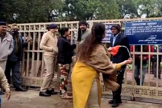 The place where Jyotiraditya scindia paid homage to Rani Lakshmibai was sanctified by the Congress by sprinkling Ganga water. | ज्योतिरादित्य शिंदेंनी जिथे राणी लक्ष्मीबाईंना नमन केलं, त्या जागेला काँग्रेसने गंगाजल शिंपडून पवित्र केलं 