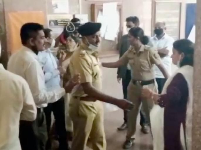 Sindhudurg Districk Bank Election: Satish Sawant threatens BJP women candidate Pradnya Dhawan in front of police video | Sindhudurg Districk Bank Election: 'दात फोडून टाकेन'; सतीश सावंत यांची भाजपाच्या महिला उमेदवाराला पोलिसांसमोर धमकी Sindhudurg Districk Bank Election: Satish Sawant threatens BJP women candidate Pradnya Dhawan in front of police video | Sindhudurg Districk Bank Election: 'दात फोडून टाकेन'; सतीश सावंत यांची भाजपाच्या महिला उमेदवाराला पोलिसांसमोर धमकी