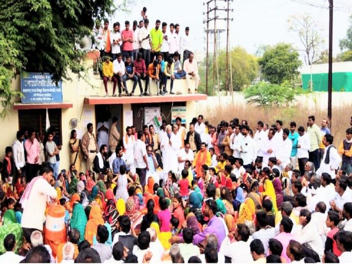 Farmer's agitation with family and bullock cart at Mahavitaran office bag for electricity re-connection | वीज जोडणीसाठी शेतकऱ्यांचे कुटुंब, बैलगाडीसह महावितरण कार्यालयात बस्तान Farmer's agitation with family and bullock cart at Mahavitaran office bag for electricity re-connection | वीज जोडणीसाठी शेतकऱ्यांचे कुटुंब, बैलगाडीसह महावितरण कार्यालयात बस्तान