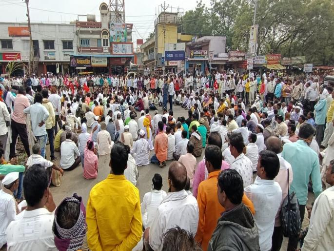 Sugarcane growers are aggressive, rasta roko for various demands | ऊस उत्पादक शेतकरी आक्रमक, विविध मागण्यांसाठी पाथरीत केला रास्तारोको Sugarcane growers are aggressive, rasta roko for various demands | ऊस उत्पादक शेतकरी आक्रमक, विविध मागण्यांसाठी पाथरीत केला रास्तारोको