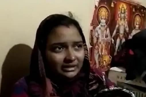 The husband saw the fan hanging and she got shocked | पंख्याला लटकलेल्या अवस्थेत पाहिले पतीला अन् पायाखालची सरकली जमीन The husband saw the fan hanging and she got shocked | पंख्याला लटकलेल्या अवस्थेत पाहिले पतीला अन् पायाखालची सरकली जमीन