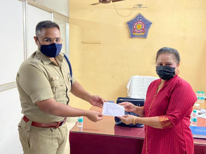 Hats off! Saying, Actress Savita Malpekar thanked Shivaji Park Police | हॅट्स ऑफ! म्हणत अभिनेत्री सविता मालपेकर यांनी शिवाजी पार्क पोलिसांचे मानले आभार Hats off! Saying, Actress Savita Malpekar thanked Shivaji Park Police | हॅट्स ऑफ! म्हणत अभिनेत्री सविता मालपेकर यांनी शिवाजी पार्क पोलिसांचे मानले आभार