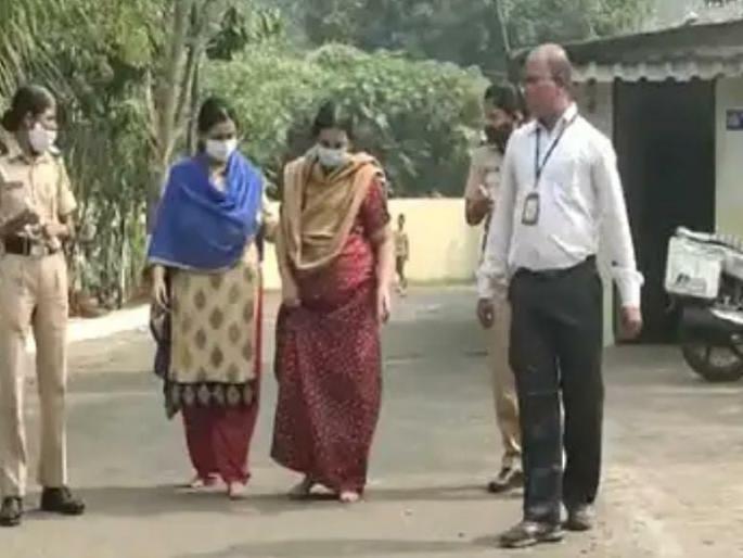 Mother Daughter was sitting next to the body for 4 hours, killing the police constable by stabbing him in the head | मृतदेहाशेजारी मायलेकी 4 तास बसून होत्या, पोलीस हवालदाराची डोक्यात खलबत्ता घालून हत्या Mother Daughter was sitting next to the body for 4 hours, killing the police constable by stabbing him in the head | मृतदेहाशेजारी मायलेकी 4 तास बसून होत्या, पोलीस हवालदाराची डोक्यात खलबत्ता घालून हत्या