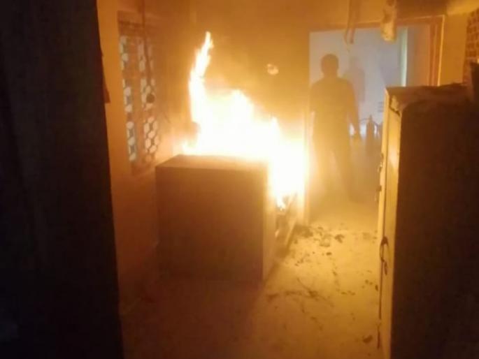 Suddenly the wire caught fire, setting fire to the primary health center in Jalgaon | अचानक घेतला वायरने पेट, जळगावच्या प्राथमिक आरोग्य केंद्राला आग