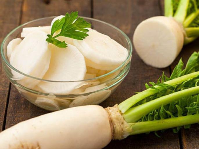Benefits of eating radish for weight loss, hair fall, dandruff and skin care | वेटलॉससाठी प्रयत्न करताय? मग थंडीत ताजेताजे मुळे खायला विसरू नका, ५ फायदे