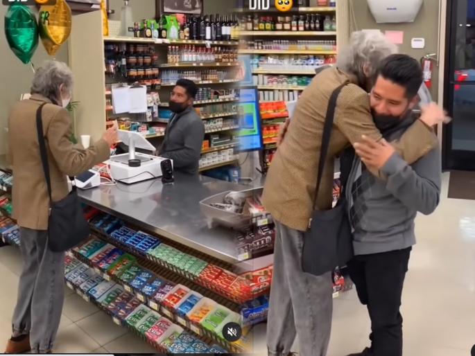 86 years old women won lottery prize and share the half amount with cashier | आजीबाईची कमाल, लॉटरी लागली तर तिकीट विकणाऱ्याला स्वतःहून दिला पैशातला वाटा; पाहा दिलदार आजीचा व्हिडिओ