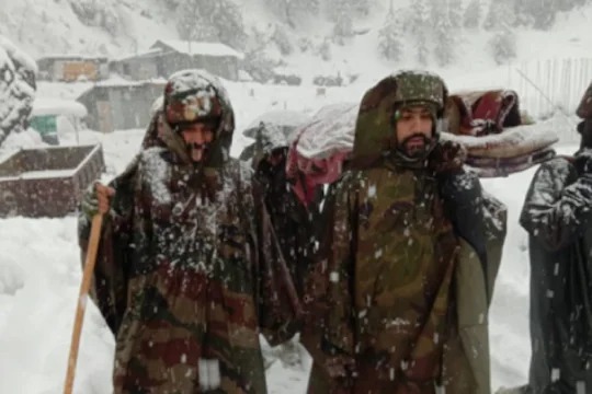 Video indian army rescue pregnant woman reach hospital amid heavy snowfall in jammu kashmir | कडक सॅल्यूट! जोरदार बर्फवृष्टीत गर्भवती महिलेच्या मदतीसाठी जवानांची 6.5 किमीची पायपीट