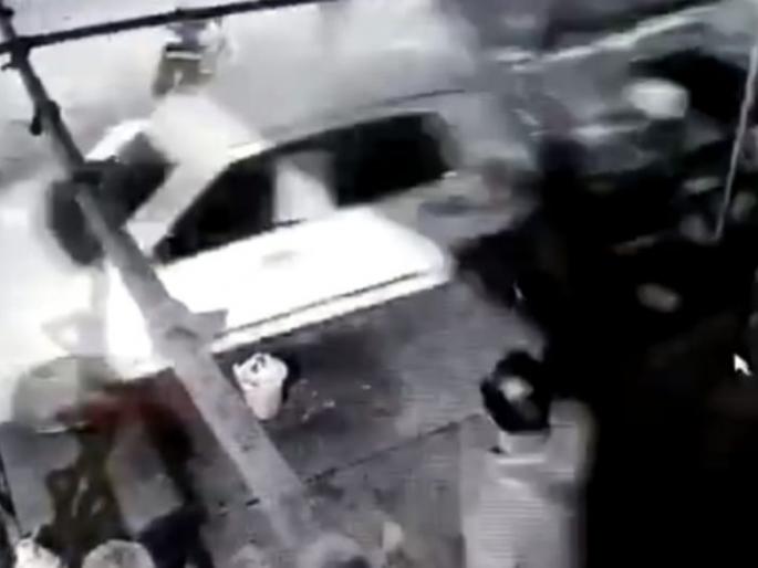 Drunk driver's four-wheeler hit by handcart; Shocking incident captured on CCTV | मद्यधुंद चालकाच्या चारचाकीची हातगाड्यांना धडक; थरकाप उडविणारी घटना ‘सीसीटीव्ही’त ‘कैद’  