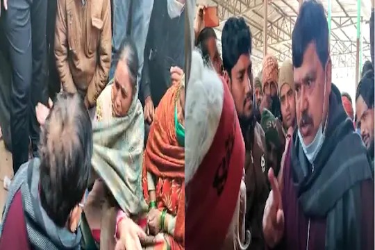 minister pradyuman singh tomar slaps woman on his cheeks shivraj government vegetable seller | भर बाजारात भाजपा मंत्र्यांनी महिलेच्या हाताने लगावून घेतली श्रीमुखात; नेमकं काय घडलं? minister pradyuman singh tomar slaps woman on his cheeks shivraj government vegetable seller | भर बाजारात भाजपा मंत्र्यांनी महिलेच्या हाताने लगावून घेतली श्रीमुखात; नेमकं काय घडलं?