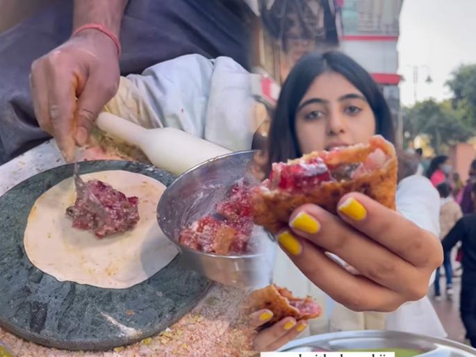 Food blogger tries candy crush parantha from Delhi’s Paranthe Wali Gali in viral video. Internet reacts | Food blogger tries candy crush parantha : अरेरे! पराठ्याची पार वाट लावली; तरूणीनं ट्राय केला कॅण्डी क्रश पराठा, अन् व्हिडिओ पाहून लोक म्हणाले...