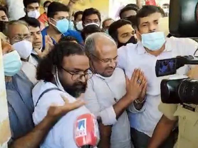 Bishop Franco Mulakkal Acquitted In Rape Case, Smiles As He Leaves Court | हसत हसत कोर्टातून बिशप बाहेर पडले, ननवर बलात्कार केल्याच्या आरोपातून निर्दोष मुक्तता