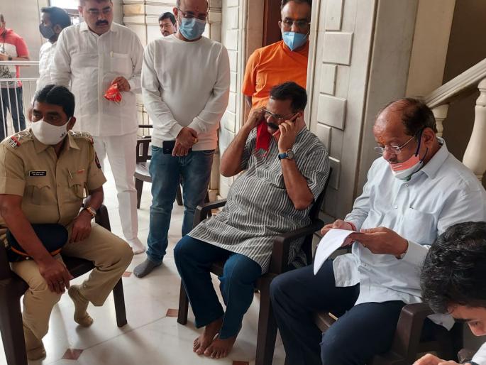 Trustees forbid sale to vendors, sit-in agitation by BJP MP in temple area |  विश्वस्तांकडून विक्रेत्यांना विक्रीस मज्जाव, मंदिर परिसरात भाजपा खासदार गोपाळ शेट्टींकडून ठिय्या आंदोलन