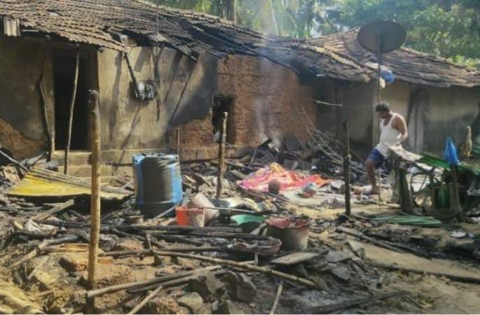 massive fire breaks out in Waingani-Bagayatwadi Vengurla Father and son killed in fire | वायंगणी-बागायतवाडीतील घराला आग; पिता-पुत्राचा आगीने घेतला बळी massive fire breaks out in Waingani-Bagayatwadi Vengurla Father and son killed in fire | वायंगणी-बागायतवाडीतील घराला आग; पिता-पुत्राचा आगीने घेतला बळी