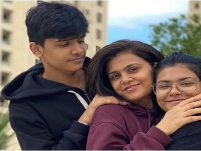 Mother said, I fell in love, then the children arranged her marriage | Social Viral: आई म्हणाली, मी प्रेमात पडलेय, मग मुलांनी थाटामाटात लावून दिलं तिचं लग्न    Mother said, I fell in love, then the children arranged her marriage | Social Viral: आई म्हणाली, मी प्रेमात पडलेय, मग मुलांनी थाटामाटात लावून दिलं तिचं लग्न