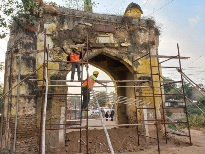 Mehmood Gate conservation work finally started; Will be completed in four months | मेहमूद दरवाजाच्या संवर्धनाचे काम अखेर सुरू; चार महिन्यांत होणार पूर्ण Mehmood Gate conservation work finally started; Will be completed in four months | मेहमूद दरवाजाच्या संवर्धनाचे काम अखेर सुरू; चार महिन्यांत होणार पूर्ण