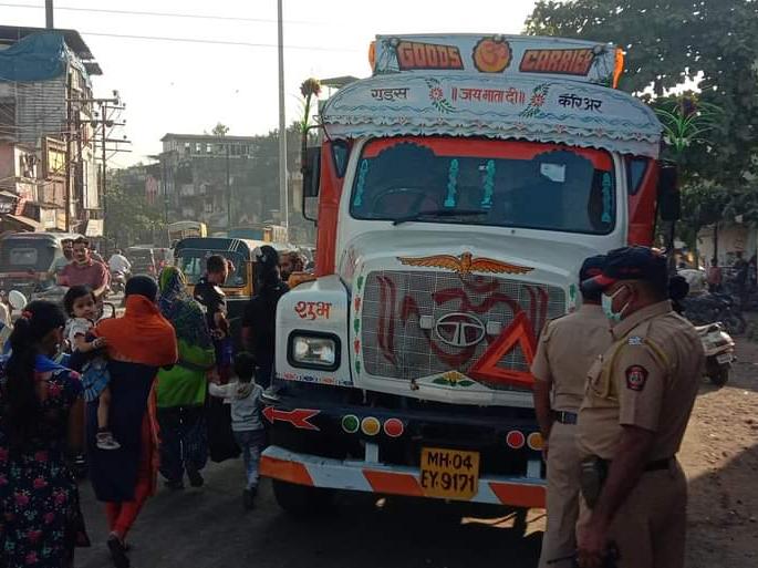 Sulfuric acid tanker seized, acid drop out on public in ulhasnagar | झाकणातून ॲसिड उडून काही नागरिक किरकोळ जखमी, सल्फीयुरिक ऍसिडचा टँकर जप्त Sulfuric acid tanker seized, acid drop out on public in ulhasnagar | झाकणातून ॲसिड उडून काही नागरिक किरकोळ जखमी, सल्फीयुरिक ऍसिडचा टँकर जप्त