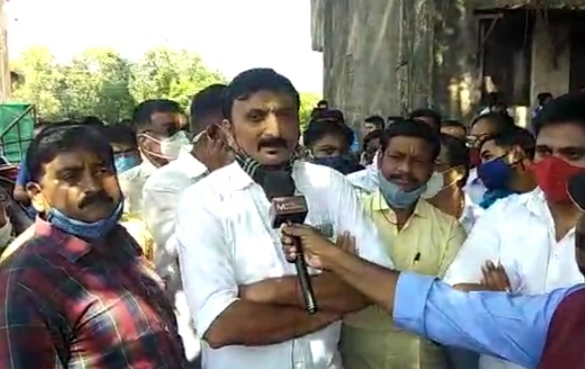 Former corporator Nitin Nikam's warning to go to High Court against notices issued by Railways | रेल्वेने बजाविलेल्या नोटिसांच्याविरोधात हायकोर्टात जाणार, माजी नगरसेवक नितीन निकम यांचा इशारा Former corporator Nitin Nikam's warning to go to High Court against notices issued by Railways | रेल्वेने बजाविलेल्या नोटिसांच्याविरोधात हायकोर्टात जाणार, माजी नगरसेवक नितीन निकम यांचा इशारा