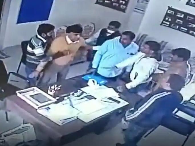 ujjain there was fierce fight between professor and principal video of fight went viral | तुफान राडा! महाविद्यालयातच मुख्याध्यापक आणि प्राध्यापक भिडले; एकमेकांच्या जीवावर उठले ujjain there was fierce fight between professor and principal video of fight went viral | तुफान राडा! महाविद्यालयातच मुख्याध्यापक आणि प्राध्यापक भिडले; एकमेकांच्या जीवावर उठले
