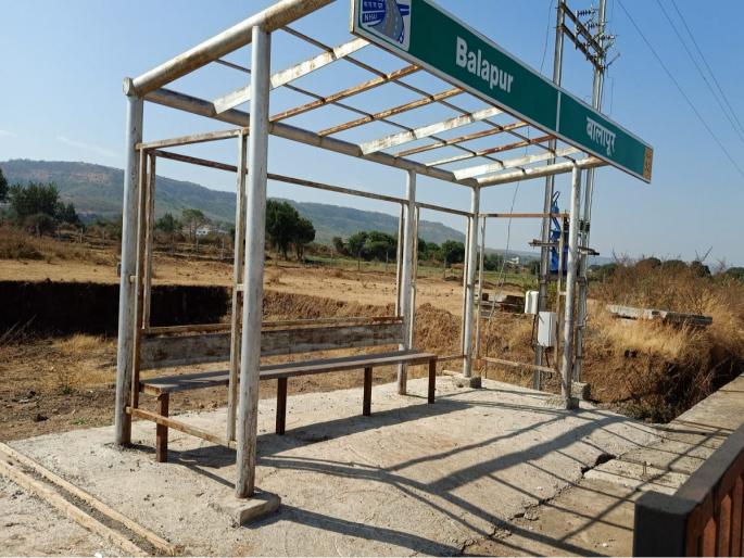 Who cares ! cable, roof of bus stand on Solapur-Dhule highway stolen | यांना कोणी आवरा हो ! सोलापूर- धुळे हायवेवर बसथांब्याचे छत, केबलची चोरी Who cares ! cable, roof of bus stand on Solapur-Dhule highway stolen | यांना कोणी आवरा हो ! सोलापूर- धुळे हायवेवर बसथांब्याचे छत, केबलची चोरी