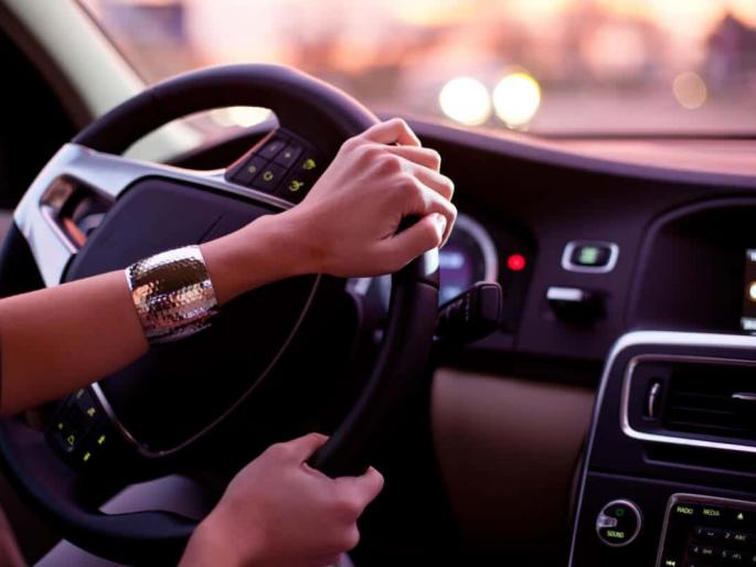 Now there is no penalty for talking on the phone while driving a car, only one condition has to be followed | Traffic Rule: आता कार चालवताना फोनवर बोलल्यास होणार नाही दंड, केवळ एक अट पाळावी लागणार असा आहे नवा नियम 