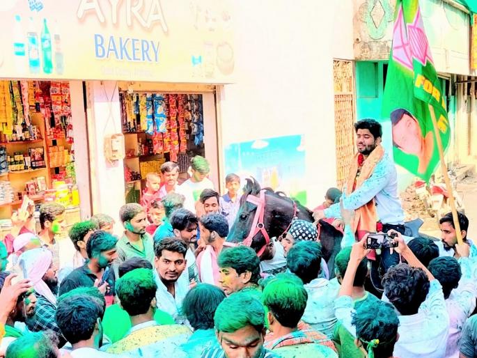 Voters' gaze on the strong candidates; Fugitive candidate blows the trumpet of victory! | मतदारांची मातब्बरांवर वक्रदृष्टी; फरार उमेदवाराने वाजवली विजयाची तुतारी ! Voters' gaze on the strong candidates; Fugitive candidate blows the trumpet of victory! | मतदारांची मातब्बरांवर वक्रदृष्टी; फरार उमेदवाराने वाजवली विजयाची तुतारी !