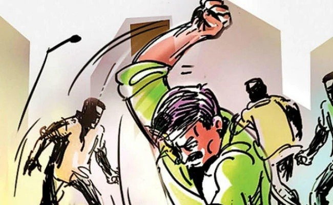 Crime News: Mob lynching again! The villagers beat the tribal youth to death in Jharkhand | Crime News: पुन्हा मॉब लिंचिंग! ग्रामस्थांनी आदिवासी तरुणाची बेदम मारहाण करून केली हत्या Crime News: Mob lynching again! The villagers beat the tribal youth to death in Jharkhand | Crime News: पुन्हा मॉब लिंचिंग! ग्रामस्थांनी आदिवासी तरुणाची बेदम मारहाण करून केली हत्या