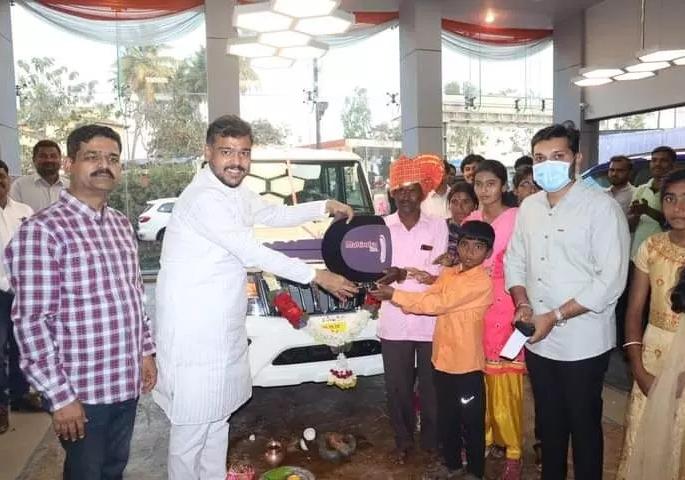 indian jugad car: Anand Mahindra keeps promise, gives new bolero to Dattatraya Lohar | indian jugad car: आनंद महिंद्रा यांनी वचन पाळले, दत्तात्रय लोहार यांना नवीकोरी बोलेरो दिली भेट indian jugad car: Anand Mahindra keeps promise, gives new bolero to Dattatraya Lohar | indian jugad car: आनंद महिंद्रा यांनी वचन पाळले, दत्तात्रय लोहार यांना नवीकोरी बोलेरो दिली भेट