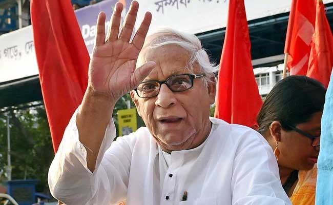 Former West Bengal Chief Minister Buddhadeb Bhattacharjee denied the Padma Bhushan | Buddhadeb Bhattacharjee : पश्चिम बंगालचे माजी मुख्यमंत्री बुद्धदेव भट्टाचार्य यांनी पद्मभूषण नाकारला, दिलं असं कारण  Former West Bengal Chief Minister Buddhadeb Bhattacharjee denied the Padma Bhushan | Buddhadeb Bhattacharjee : पश्चिम बंगालचे माजी मुख्यमंत्री बुद्धदेव भट्टाचार्य यांनी पद्मभूषण नाकारला, दिलं असं कारण