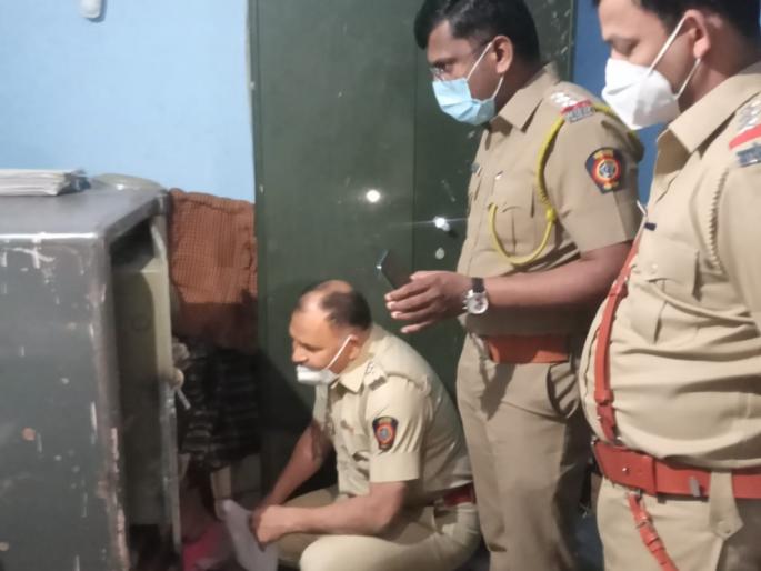 Robbers robbed bank, looted lakhs of rupees by cutting the vault cutter | बँकेत चोरट्यांनी मारला डल्ला, तिजोरी कटरने कट करून लाखो रुपये केले लंपास