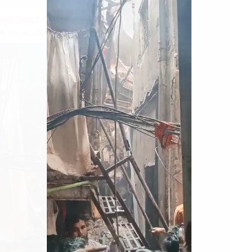 A four-storey house collapsed in Bandra, five to six people trapped | Video : वांद्रे येथे चार मजली घर कोसळले, ५ ते ६ जण अडकल्याची शक्यता  A four-storey house collapsed in Bandra, five to six people trapped | Video : वांद्रे येथे चार मजली घर कोसळले, ५ ते ६ जण अडकल्याची शक्यता