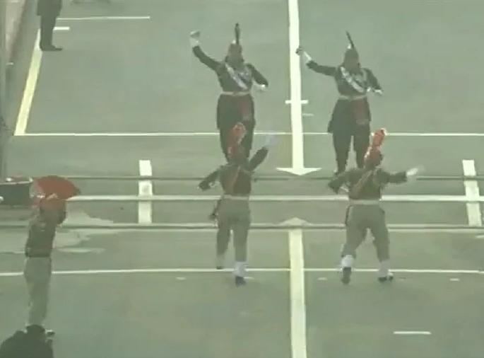 Republic Day 2022: Indian soldiers show enthusiasm at Beating Retreat Ceremony on Attari-Wagah border, watch VIDEO | Republic Day 2022: अटारी-वाघा बॉर्डरवर बीटिंग रिट्रीट सेरेमनीमध्ये भारताच्या जवानांनी दाखवला जोश, पाहा VIDEO  Republic Day 2022: Indian soldiers show enthusiasm at Beating Retreat Ceremony on Attari-Wagah border, watch VIDEO | Republic Day 2022: अटारी-वाघा बॉर्डरवर बीटिंग रिट्रीट सेरेमनीमध्ये भारताच्या जवानांनी दाखवला जोश, पाहा VIDEO