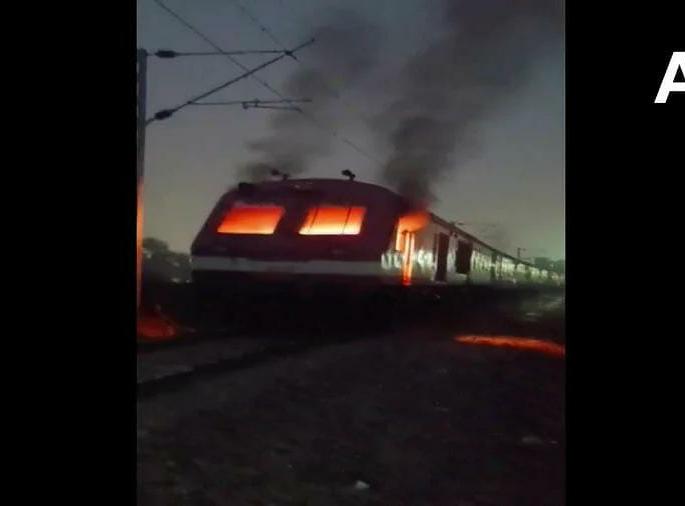 bihar somewhere there stone pelting police fire train know why students angry railway board rrb ntpc result | बापरे! RRB-NTPC निकालाविरोधात विद्यार्थी आक्रमक; रेल्वेचं इंजिन पेटवलं, पोलिसांवर केली दगडफेक bihar somewhere there stone pelting police fire train know why students angry railway board rrb ntpc result | बापरे! RRB-NTPC निकालाविरोधात विद्यार्थी आक्रमक; रेल्वेचं इंजिन पेटवलं, पोलिसांवर केली दगडफेक