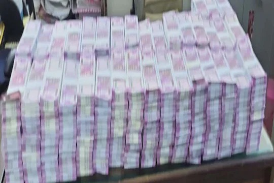 7 crore, 7 accused! Fake 2000 rupees notes Rs. 7 crores caught by mumbai police | ७ कोटी, ७ आरोपी! मुंबई पोलिसांनी मोठी कारवाई करत बनावट नोटांचा ढीग केला जप्त 7 crore, 7 accused! Fake 2000 rupees notes Rs. 7 crores caught by mumbai police | ७ कोटी, ७ आरोपी! मुंबई पोलिसांनी मोठी कारवाई करत बनावट नोटांचा ढीग केला जप्त