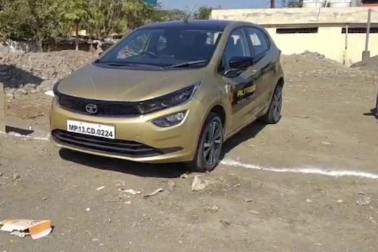 The car was hijacked under the pretext of a test drive, but something happened halfway through the thieves. | टेस्ट ड्राईव्हच्या बहाण्याने कार पळवली, पण अर्ध्या वाटेत घडले असे काही की चोरट्यांनी कार सोडून केला पोबारा The car was hijacked under the pretext of a test drive, but something happened halfway through the thieves. | टेस्ट ड्राईव्हच्या बहाण्याने कार पळवली, पण अर्ध्या वाटेत घडले असे काही की चोरट्यांनी कार सोडून केला पोबारा