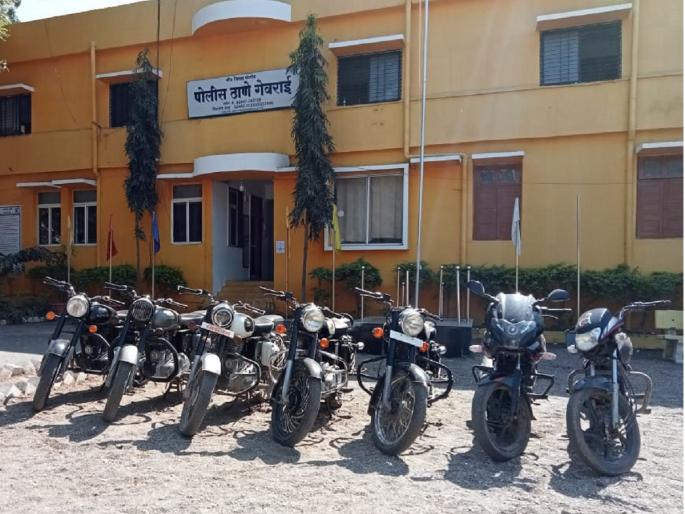 Two accused of stealing expensive bullets arrested, Seized seven bikes | महागड्या बुलेट चोरणाऱ्या दोघांच्या मुसक्या आवळल्या; सात दुचाकी जप्त Two accused of stealing expensive bullets arrested, Seized seven bikes | महागड्या बुलेट चोरणाऱ्या दोघांच्या मुसक्या आवळल्या; सात दुचाकी जप्त