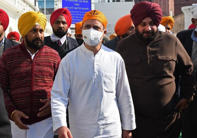 Punjab Election 2022 Harsimrat Kaur Badal Tweet Over Congress Rahul Gandhi in punjab temple | Punjab Election 2022 : मंदिरात राहुल गांधींचा कोणीतरी खिसा कापला? माजी केंद्रीय मंत्र्यांचा गौप्यस्फोट, राजकारण तापलं Punjab Election 2022 Harsimrat Kaur Badal Tweet Over Congress Rahul Gandhi in punjab temple | Punjab Election 2022 : मंदिरात राहुल गांधींचा कोणीतरी खिसा कापला? माजी केंद्रीय मंत्र्यांचा गौप्यस्फोट, राजकारण तापलं