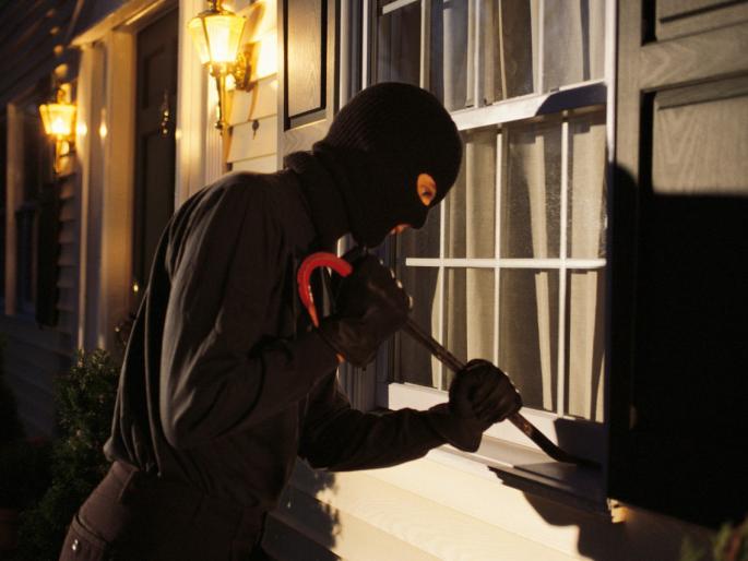 Crime News: A robbery of Rs 12.5 lakh by entering a house on the seventh floor | Crime News: सातव्या मजल्यावरील घरात प्रवेश करत साडेबारा लाखांची घरफोडी, गोरेगावमधील प्रकार Crime News: A robbery of Rs 12.5 lakh by entering a house on the seventh floor | Crime News: सातव्या मजल्यावरील घरात प्रवेश करत साडेबारा लाखांची घरफोडी, गोरेगावमधील प्रकार