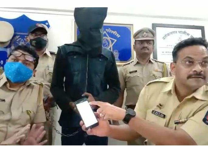 Crime News 30 lakh fraud by transacting one rupee; Young man arrested in thane | एक रुपयाचं ट्रान्झेक्शन अन् 30 लाखांची फसवणूक; लाखोंचा चुना लावणाऱ्या उच्चशिक्षित तरुणाला अटक Crime News 30 lakh fraud by transacting one rupee; Young man arrested in thane | एक रुपयाचं ट्रान्झेक्शन अन् 30 लाखांची फसवणूक; लाखोंचा चुना लावणाऱ्या उच्चशिक्षित तरुणाला अटक