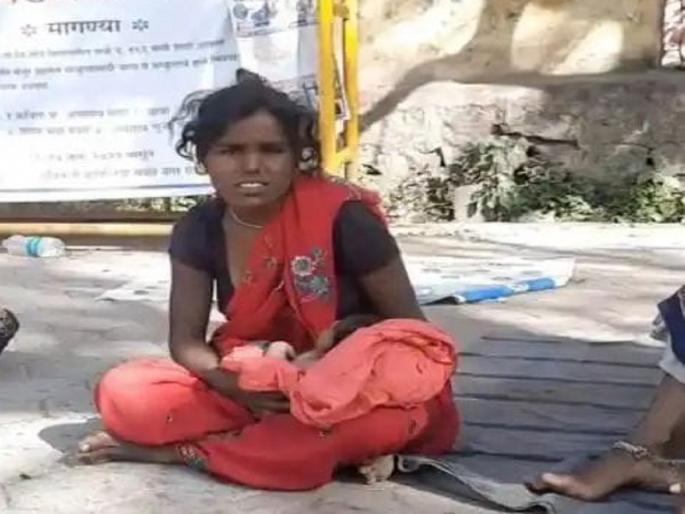 The negligence of the administration; Protester women's delivery in front of the Beed Collector's office in the bitter cold | प्रशासनाची बेफिकिरी; कडाक्याच्या थंडीत जिल्हाधिकारी कार्यालयासमोर उपोषणकर्ती प्रसूत The negligence of the administration; Protester women's delivery in front of the Beed Collector's office in the bitter cold | प्रशासनाची बेफिकिरी; कडाक्याच्या थंडीत जिल्हाधिकारी कार्यालयासमोर उपोषणकर्ती प्रसूत