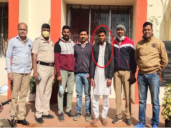 Sword attack on principals for preventing harassment on girl students; Roadromeo arrested from Pune | छेडछाडीला प्रतिबंध केल्याने मुख्याध्यापकांवर तलवारीने हल्ला;रोडरोमिओ पुण्यातून अटकेत Sword attack on principals for preventing harassment on girl students; Roadromeo arrested from Pune | छेडछाडीला प्रतिबंध केल्याने मुख्याध्यापकांवर तलवारीने हल्ला;रोडरोमिओ पुण्यातून अटकेत