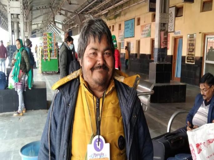 Listen to it! Modi's devotee begs for 'digital' begging; The QR CODE is moving forward on the roads | ऐकावं ते नवलंच! मोदींचा भक्त मागतोय 'डिजिटल' भीक; QR CODE पुढे करत फिरतोय स्टेशनवर Listen to it! Modi's devotee begs for 'digital' begging; The QR CODE is moving forward on the roads | ऐकावं ते नवलंच! मोदींचा भक्त मागतोय 'डिजिटल' भीक; QR CODE पुढे करत फिरतोय स्टेशनवर