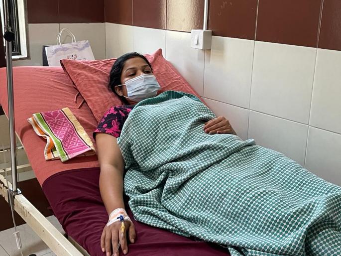 Jewelry, cash duped; Mother and daughter were injured in the burglary | घरात घुसून दागिने, रोकड लंपास; चोरटयांच्या हल्ल्यात मायलेकी जखमी Jewelry, cash duped; Mother and daughter were injured in the burglary | घरात घुसून दागिने, रोकड लंपास; चोरटयांच्या हल्ल्यात मायलेकी जखमी