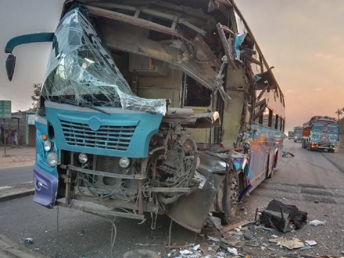 speedy private bus collided with a truck; Kill the cleaner in the bus | भरधाव खाजगी बस ट्रकवर आदळली; बसमधील क्लीनर ठार speedy private bus collided with a truck; Kill the cleaner in the bus | भरधाव खाजगी बस ट्रकवर आदळली; बसमधील क्लीनर ठार